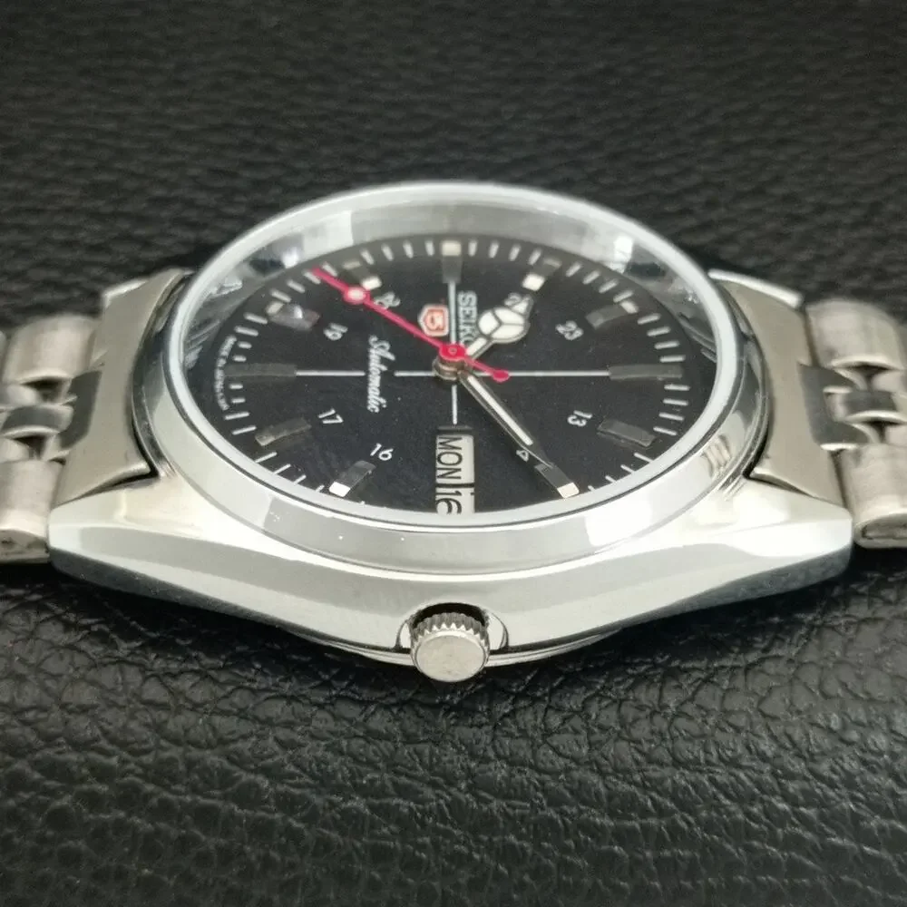 Vintage 1971 Seiko Automatic Mens Silver Watch W/daydate & Red Accents